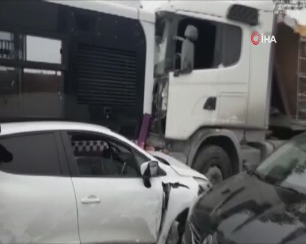 İETT otobüsü ve hafriyat kamyonun karıştığı zincirleme kaza