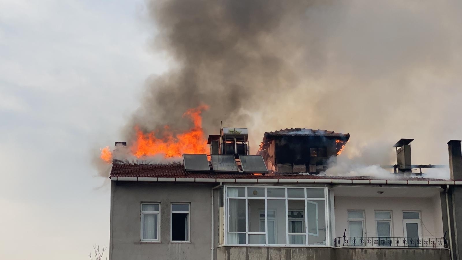 İftara dakikalar kala büyük yangın: Apartman tahliye edildi