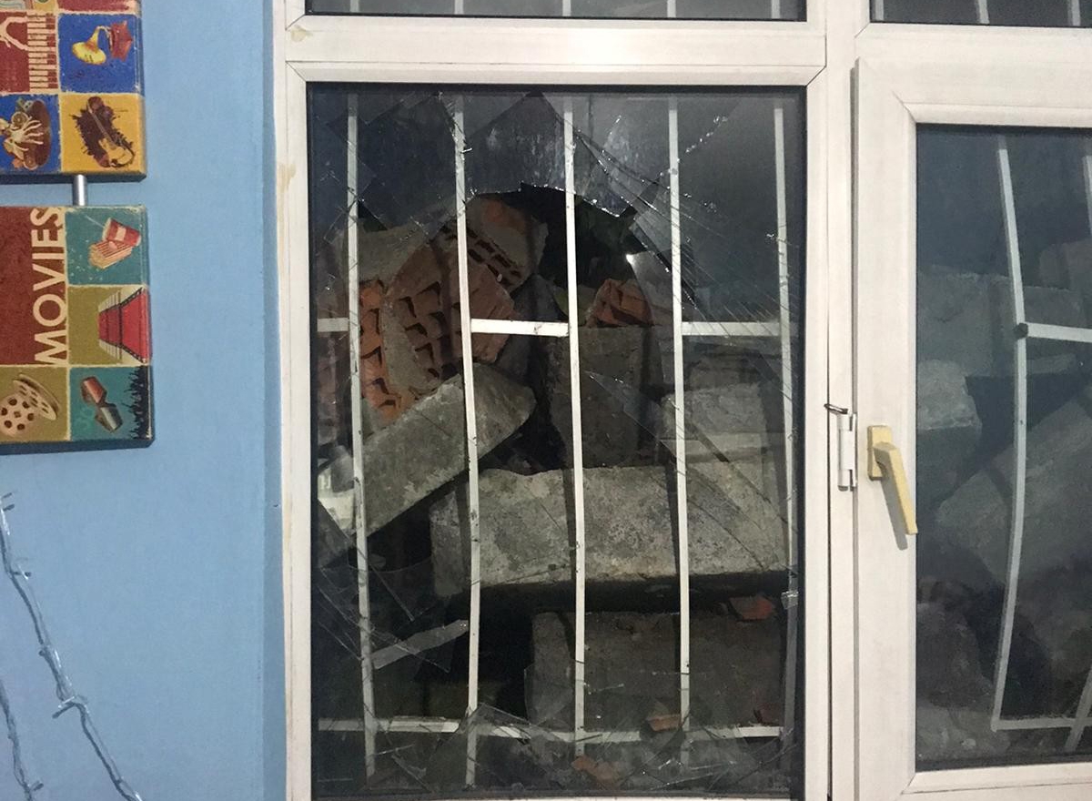İki bina arasındaki istinat duvarı çöktü, deprem gibi hissedildi