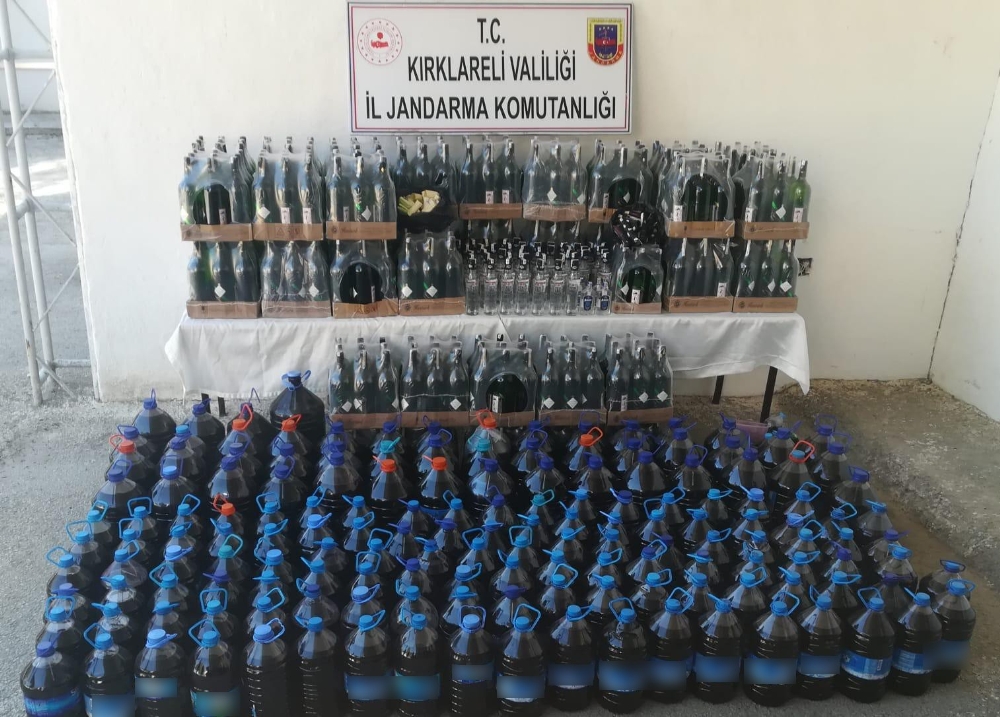 İki ilde eş zamanlı operasyon: 15 ton kaçak içki ele geçirildi, 14 gözaltı