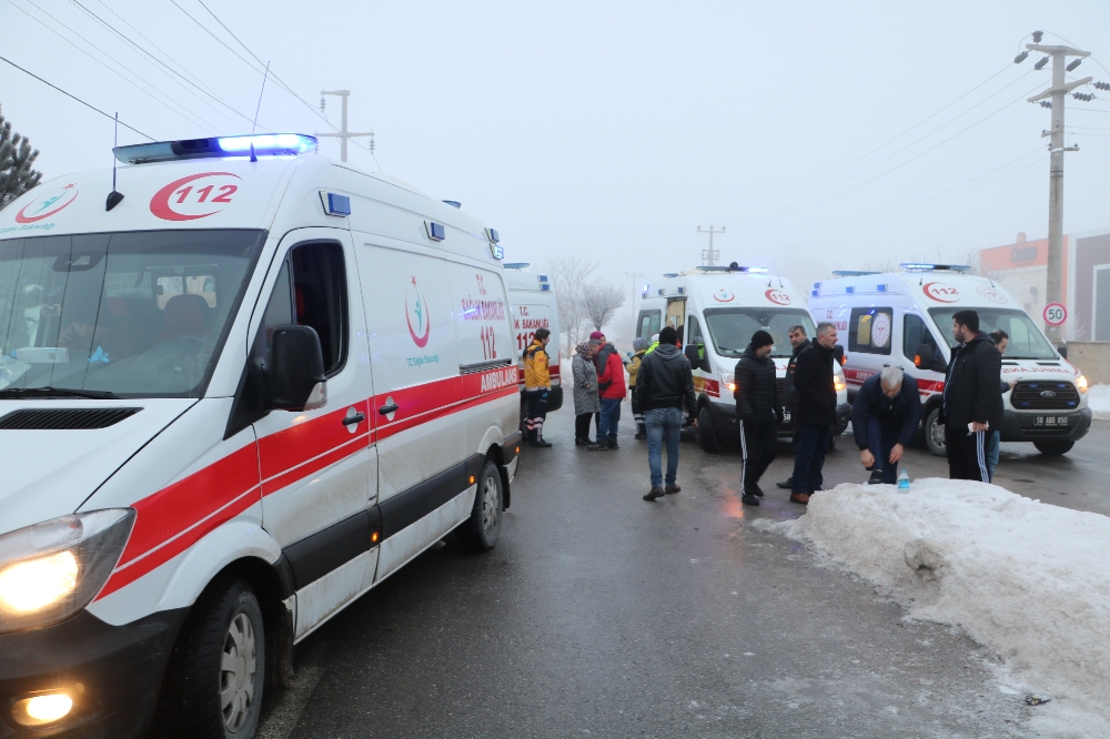İki işçi servisi çarpıştı: 10 yaralı