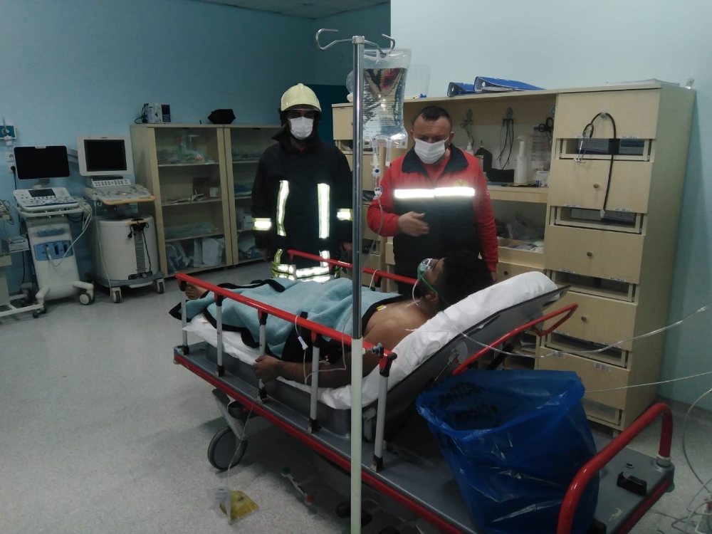 İki itfaiye eri yanan evden kurtardıkları adamın hastanede dahi başından ayrılmadı