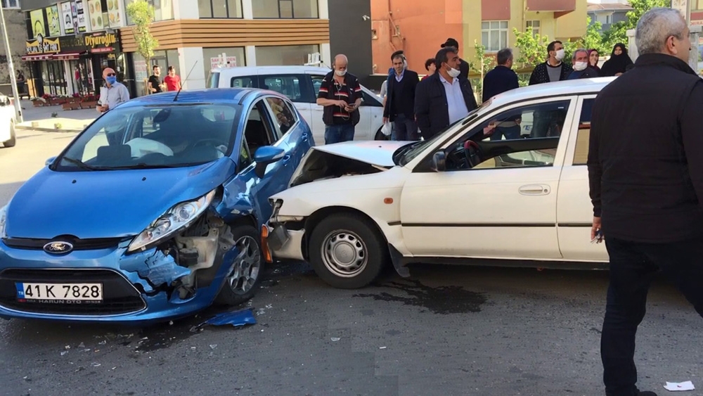 İki otomobil birbirine girdi, kazaya karışan sürücü olay yerinden kaçtı