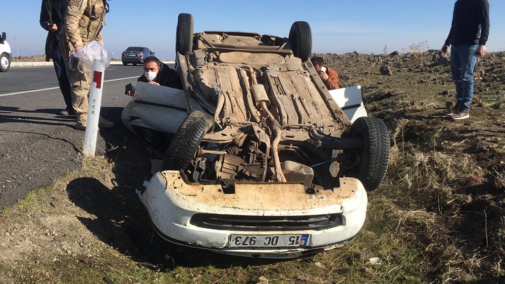 İki otomobil kafa kafaya çarpıştı: 1’i ağır 5 yaralı