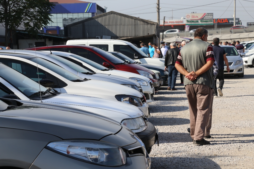 İkinci el araba fiyatlarındaki artışı fırsata çevirmek isteyen araç sahipleri oto pazarlarına akın etti