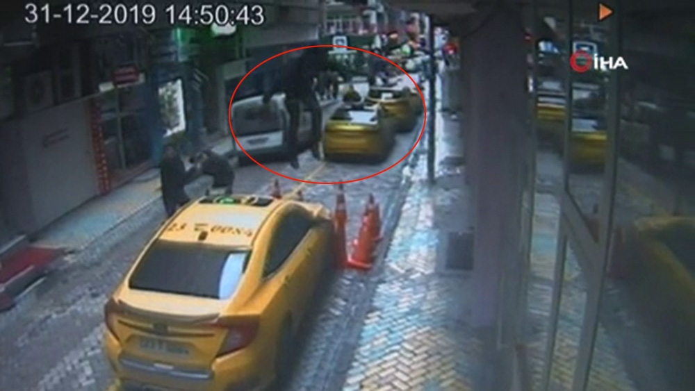 İkinci Kattan Taksinin Üzerine Düştü: O Anlar Kamerada