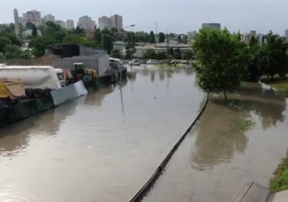 İkitelli yan yol göle döndü