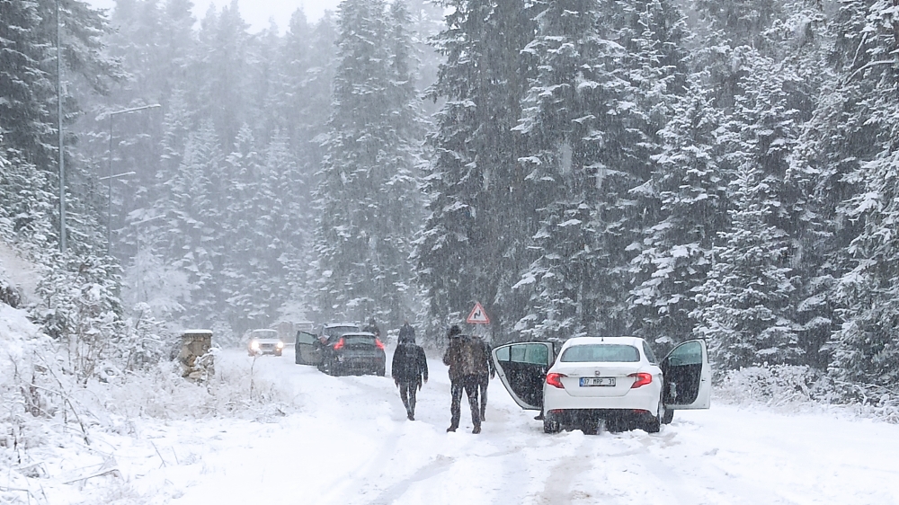 Ilgaz Dağı’na beklenen kar yağışı başladı