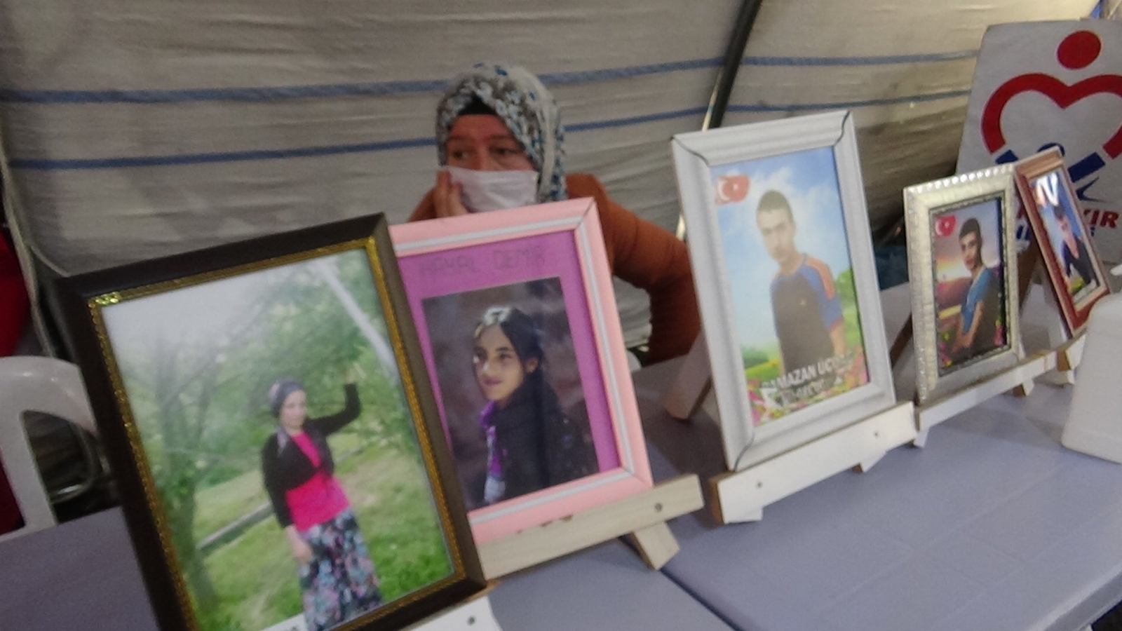 İlk günkü kararlılıkla çocuklarını terör örgütü PKK’nın elinden kurtarmak için eylemde