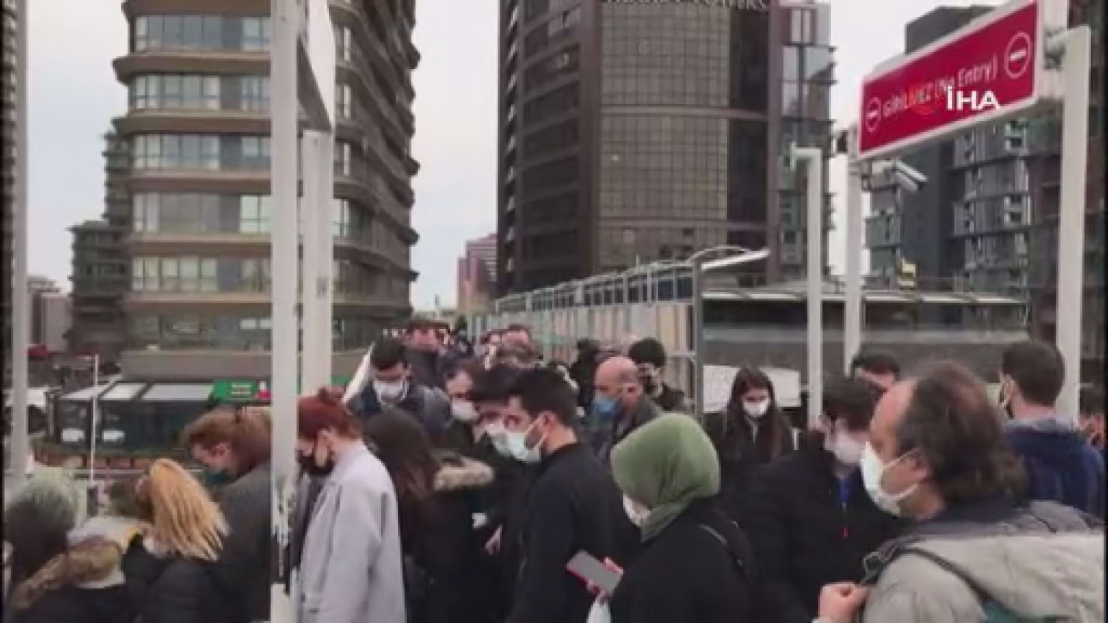 İlk iftar öncesi metrobüs duraklarında yoğunluk yaşandı
