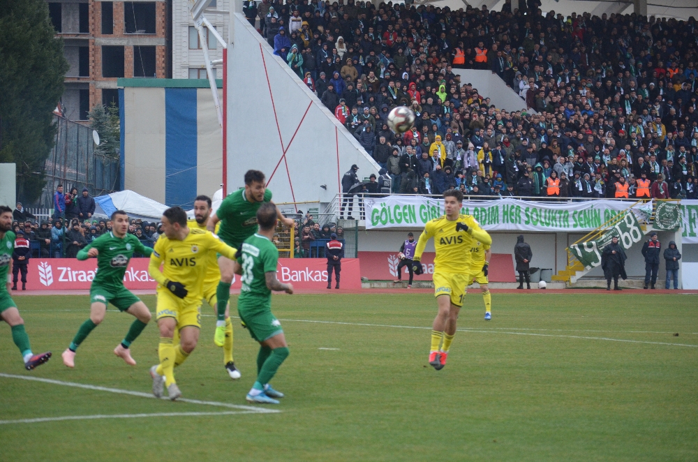 İlk yarı Fenerbahçe’nin üstünlüğüyle bitti