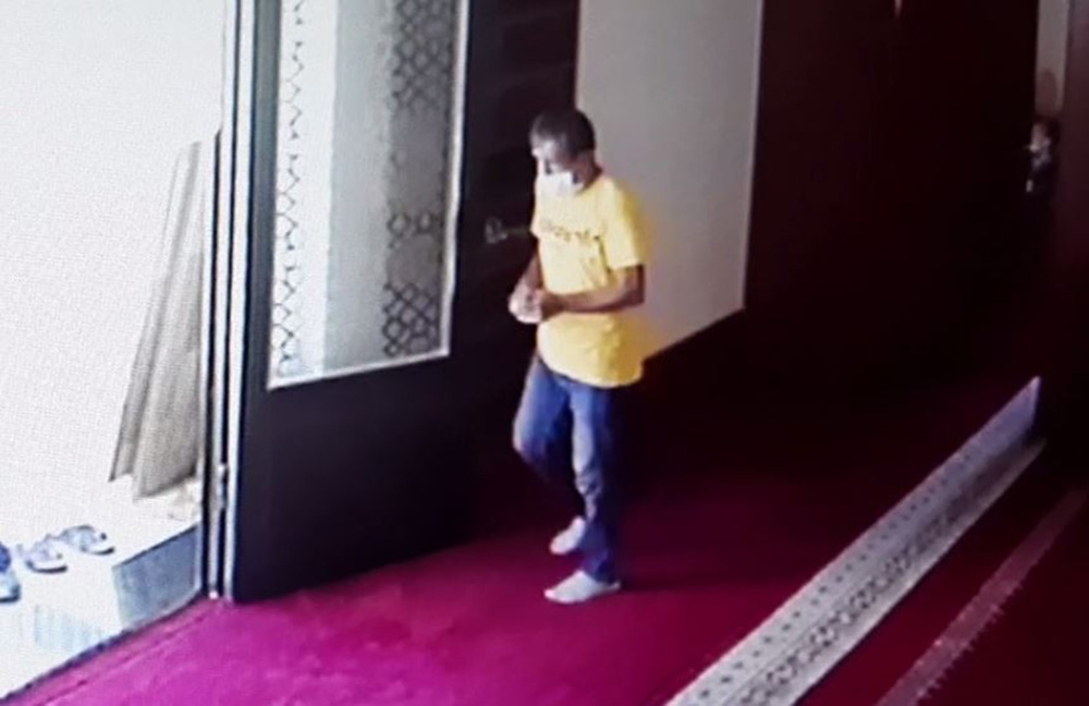 İmamın telefonunu çalan hırsız önce güvenlik kamerasına yakalandı