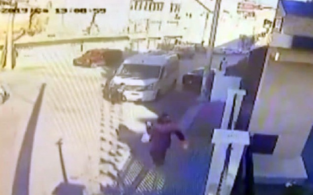 İndiği Servisin Altında Kalan Öğrenci Yaralandı, Kaza Anı Kamerada