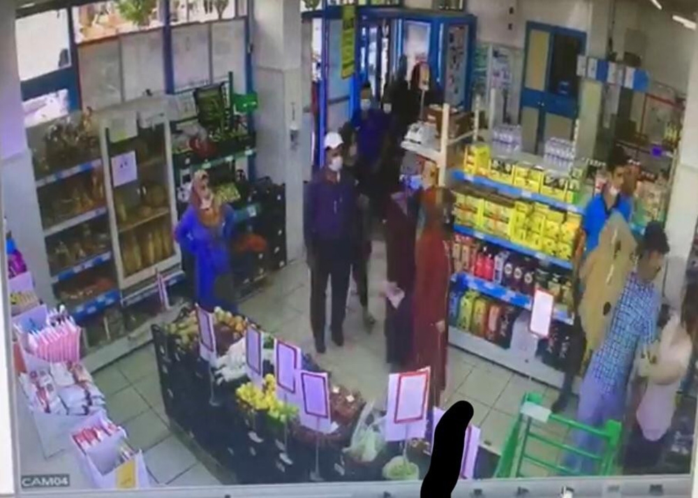 İndirim kampanyası ’koronayı’ unutturdu: Bilgisayar kavgası kamerada