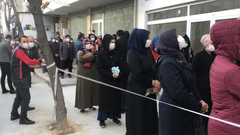 İndirimli tencere tabak için sosyal mesafe kuralları hiçe sayıldı