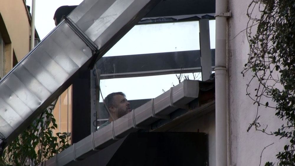 İngiliz Ajan James Le Mesurierin Düştüğü Binanın Çatısında İnceleme