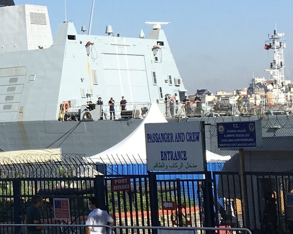 İngiliz savaş gemisi Sarayburnu’na demirledi