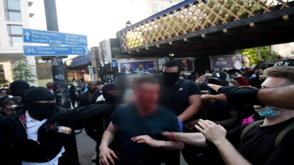 İngiltere, darp edilen aşırı sağcıyı kurtaran siyahi protestocuyu konuşuyor