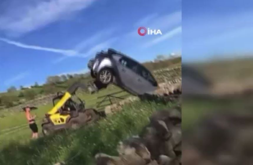 İngiltere’de bir çiftçi, iş makinesi ile otomobili ters çevirdi