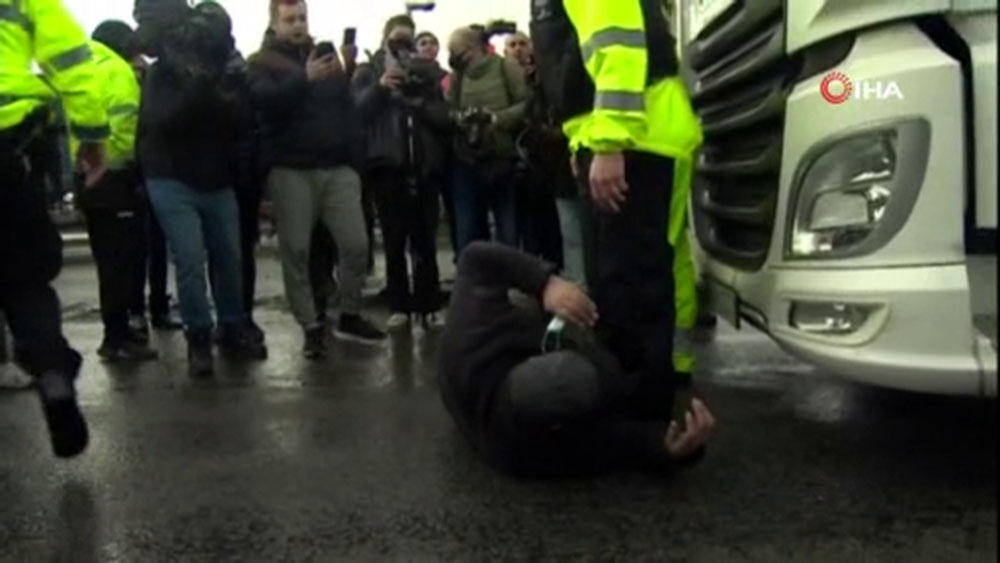 İngiltere’de mahsur kalan tır şoförlerinden protesto