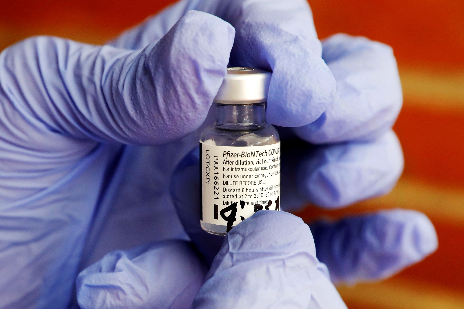 İngiltere’de Pfizer-BioNTech aşısının 12-15 yaş arası çocuklarda kullanımı onaylandı