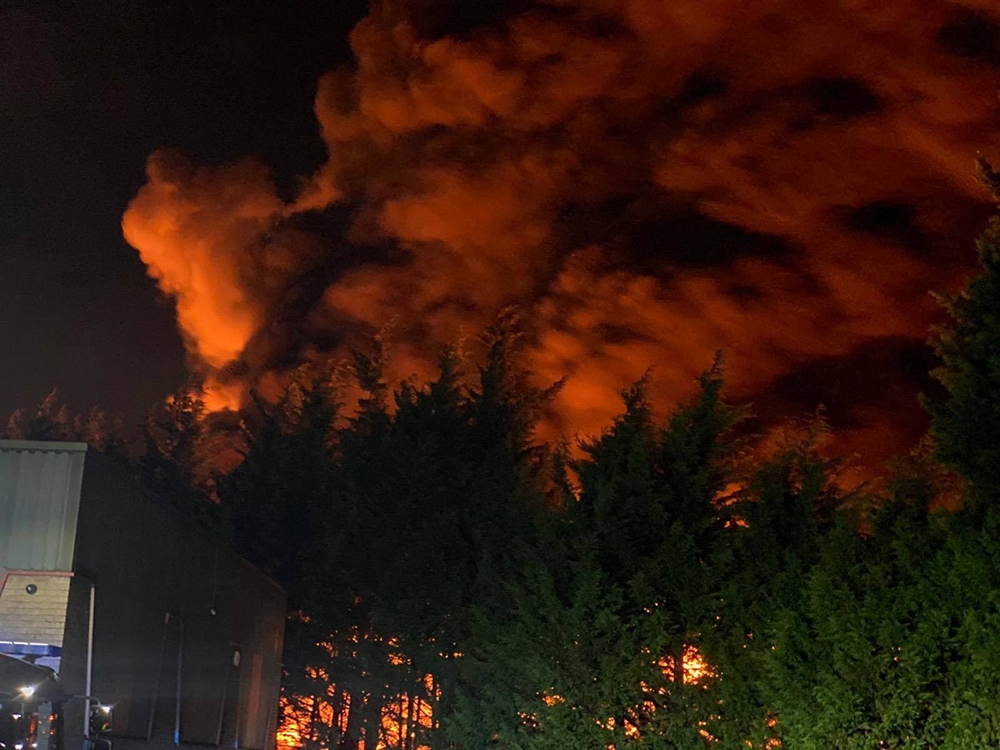 İngiltere’de yangın nedeniyle okullar kapandı, ulaşım aksadı