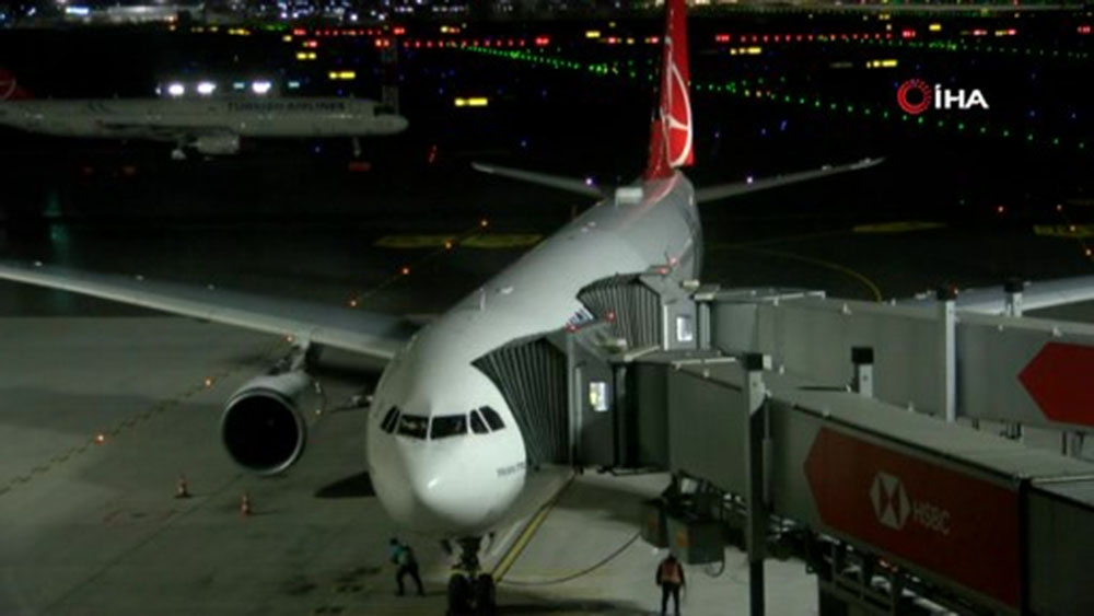 İngiltere’den ilk tahliye uçağı: Yolculara PCR testi yapıldı