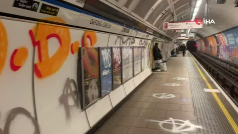 İngiltere’nin en ünlü metro istasyonuna grafiti saldırısı