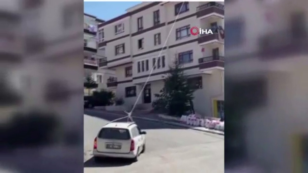 İnşaat işçilerinden ilginç kum taşıma yöntemi