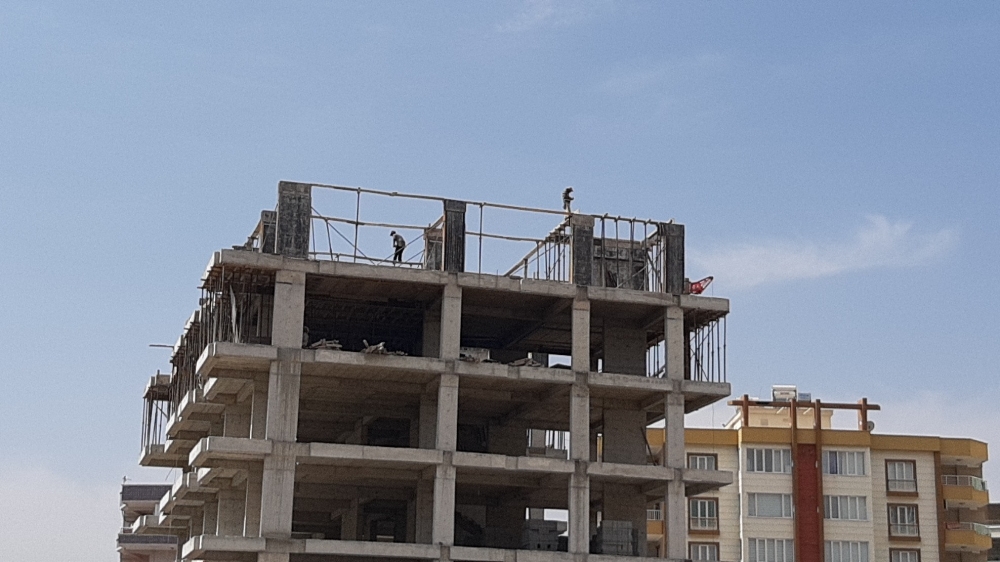 İnşaat işçilerinin tehlikeli çalışması kamerada