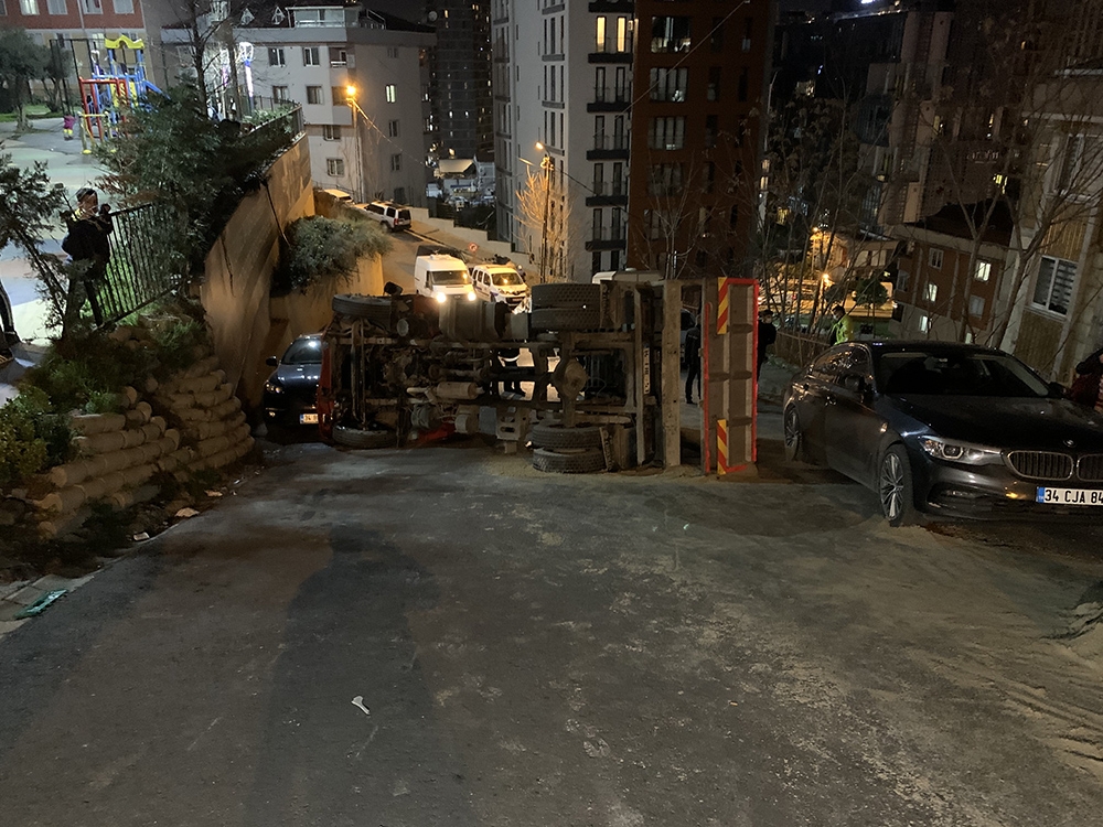 İnşaata kum döken kamyon yola devrildi