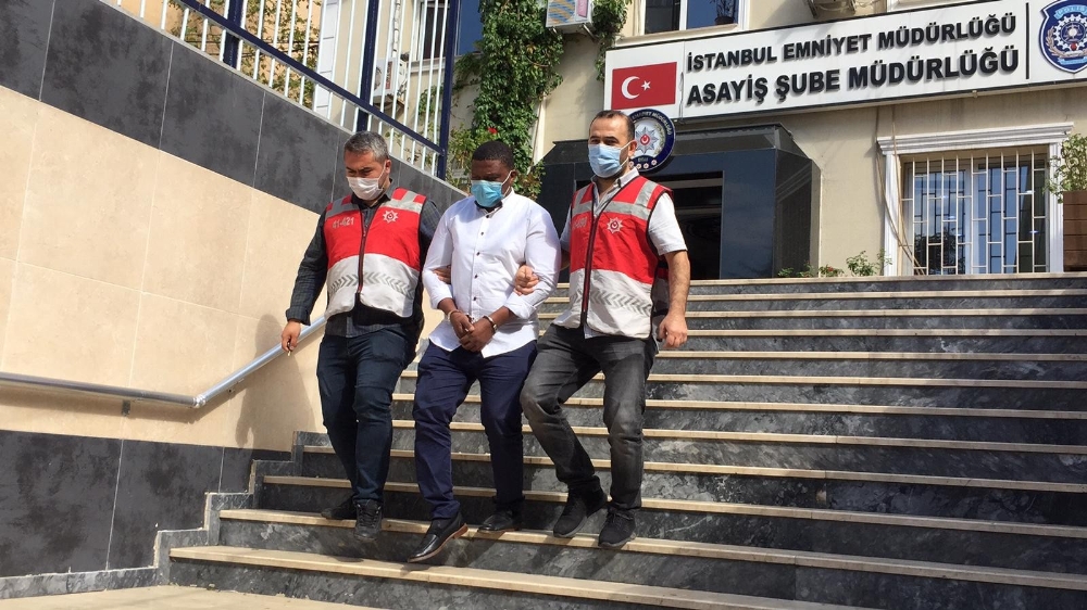 İnşaatçı kılığına giren polis, dolandırıcıyı yakaladı