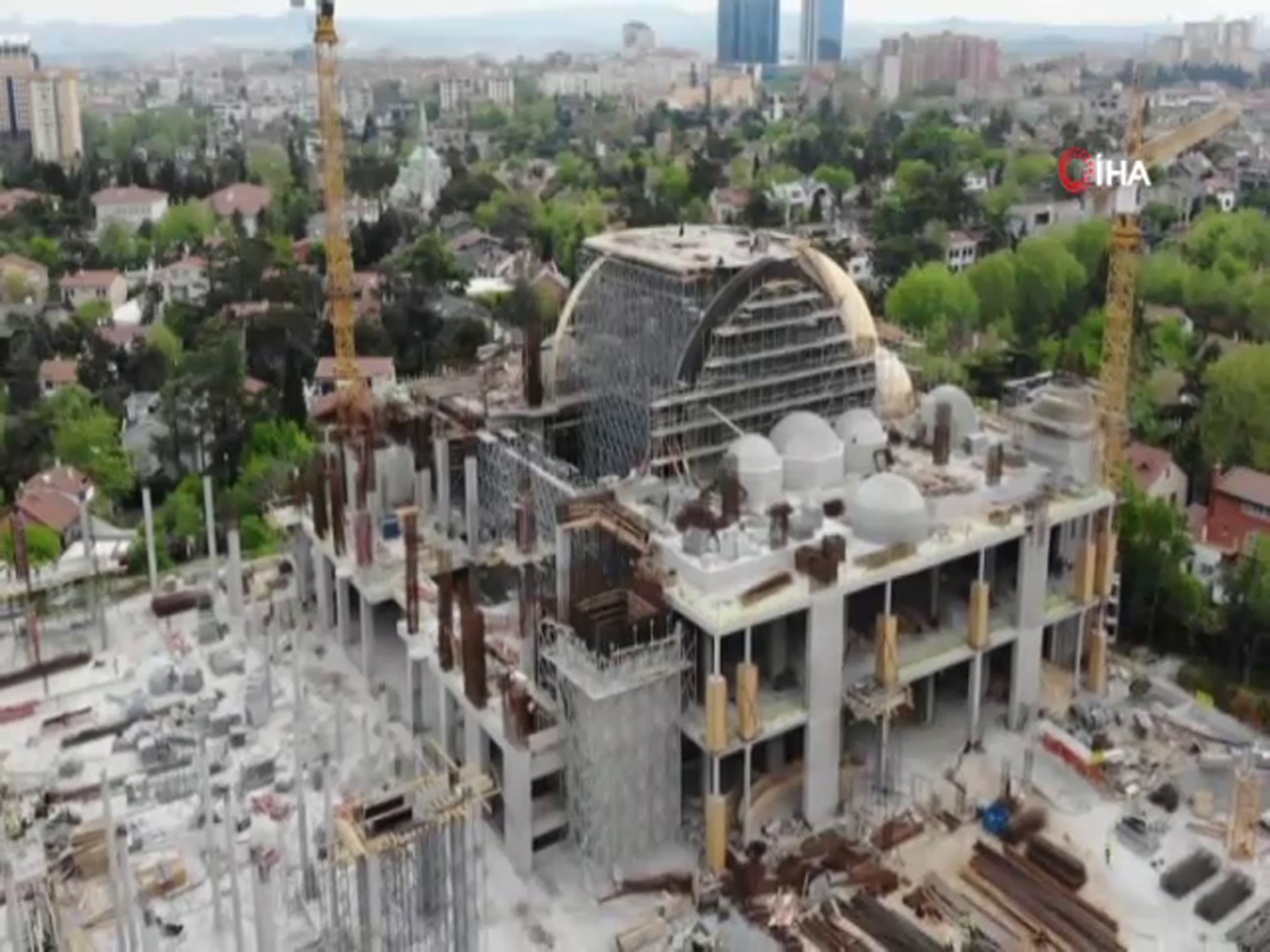 İnşaatı devam eden Levent Cami drone ile havadan görüntülendi