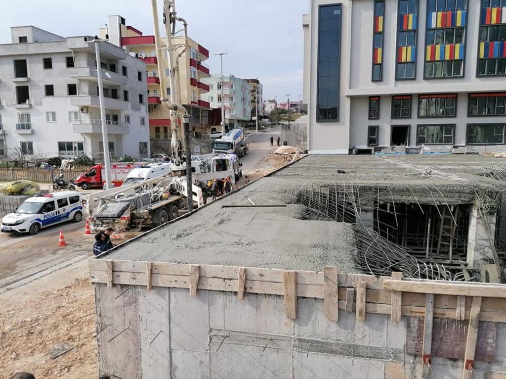 İnşaatın beton kalıbı çöktü: 3 yaralı