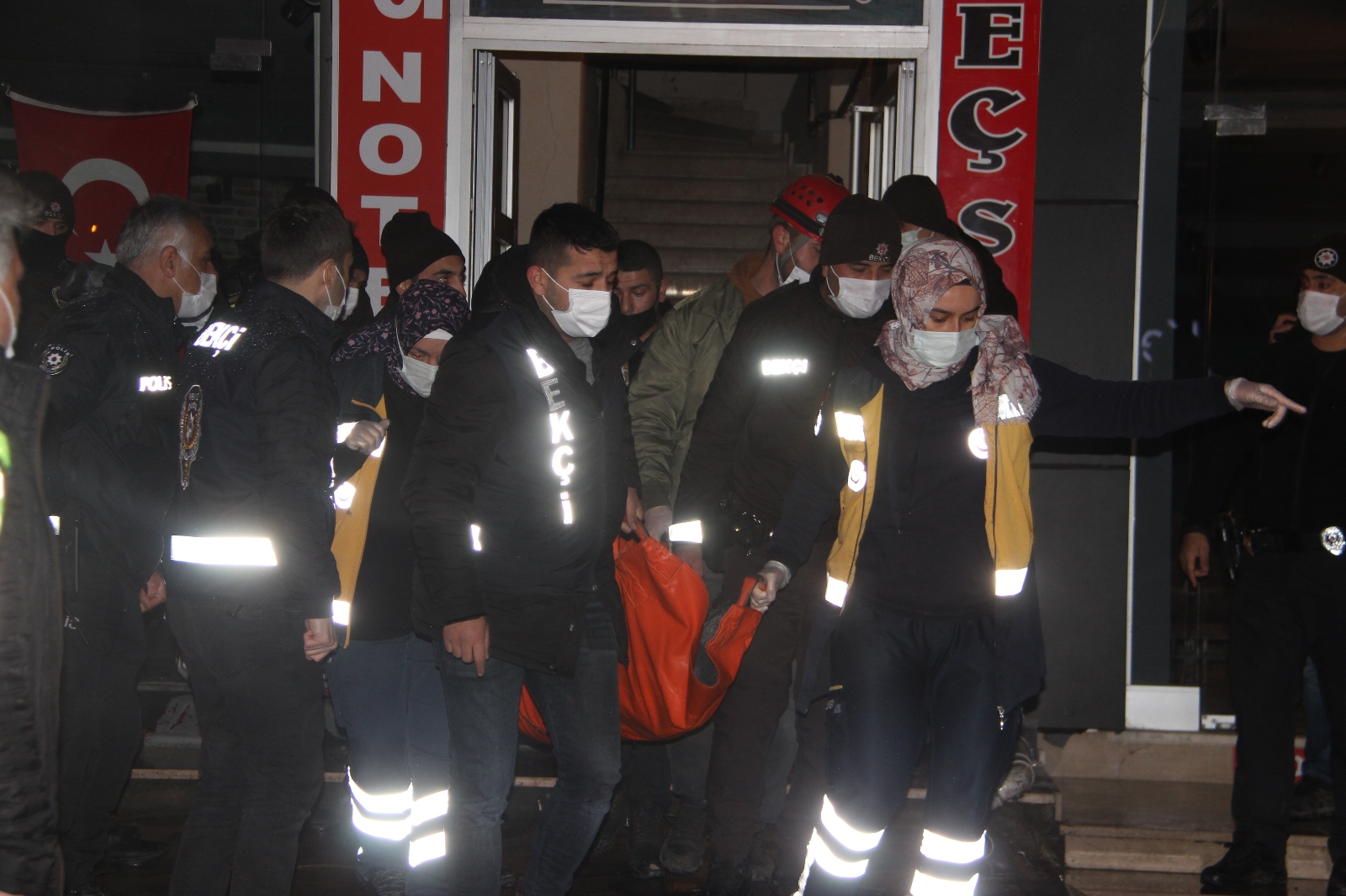İnşaatta tartışma bıçaklı ve silahlı kavgaya döndü: 5 yaralı