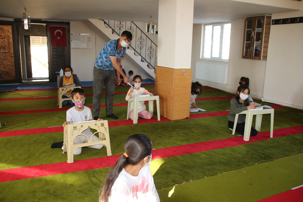 İnternet bağlanan camide ders başı