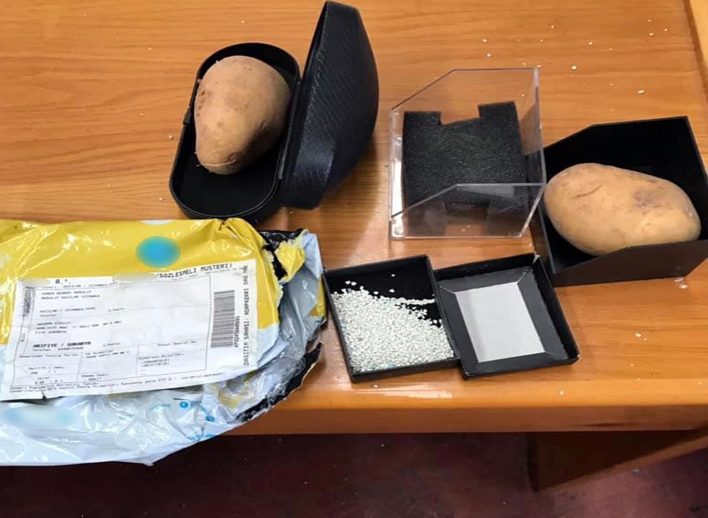 İnternetten Saat İle Gözlük Siparişi Verdi, Ambalaj İçinden Kum Ve Patates Çıktı
