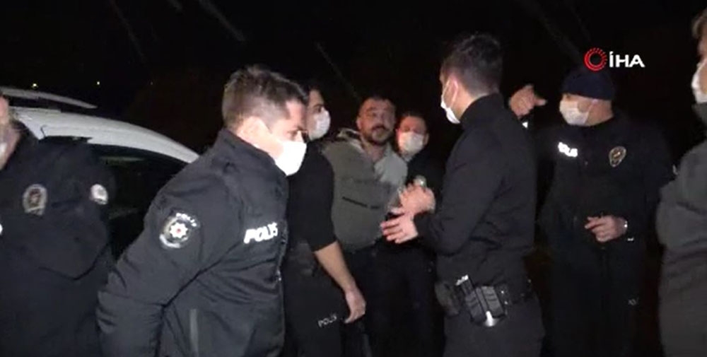İntihar girişiminde bulunan vatandaş, olay yerine gelen polislere saldırdı