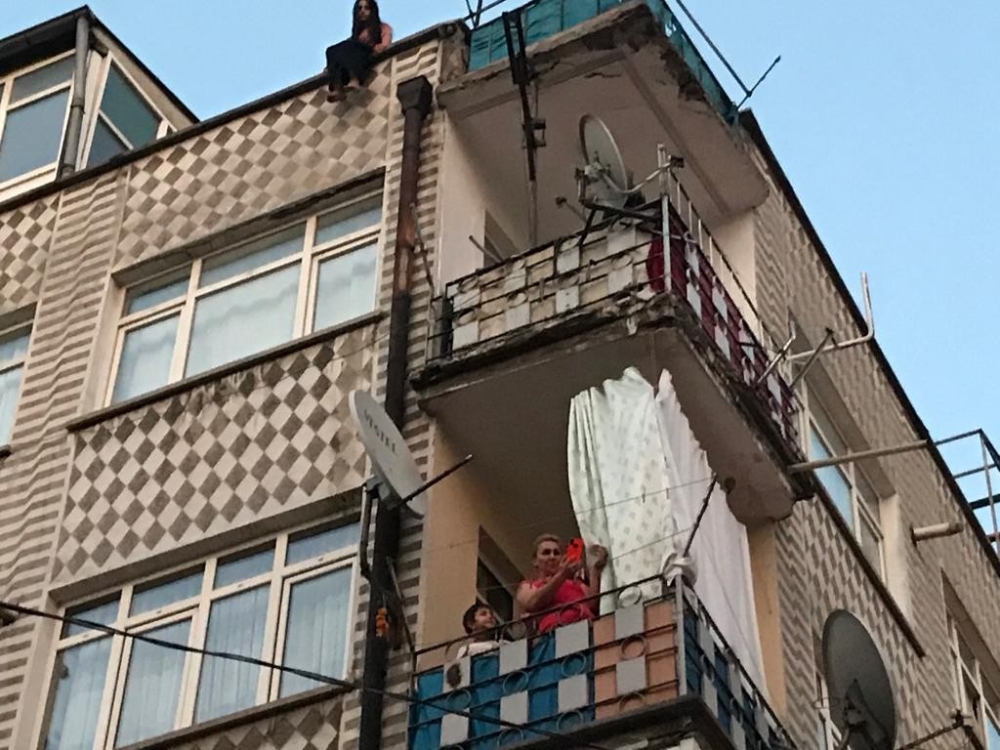 İntihara kalkışan komşusunu canlı yayınladı