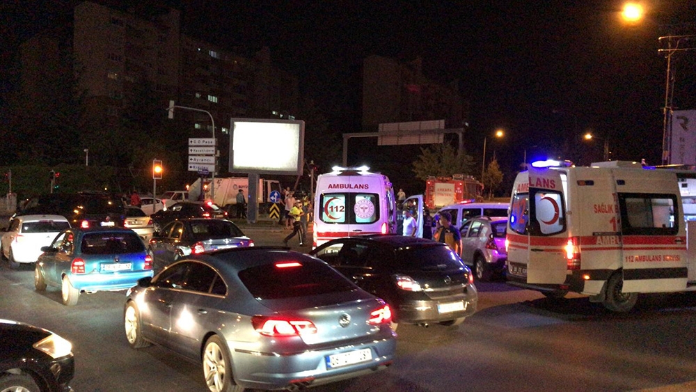 Irak Büyükelçiliğine ait otomobil kaza yaptı: 4 yaralı
