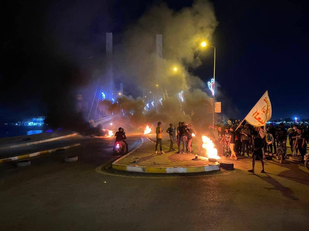 Irak’ta protestocular siyasi parti binalarını ateşe verdi