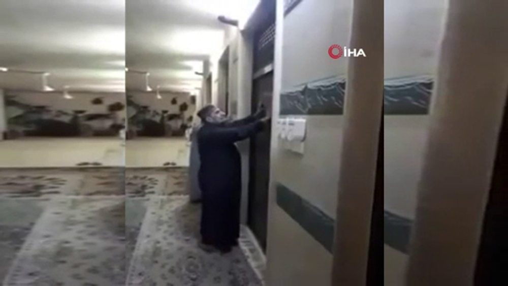 Irak’ta yaşlı adam caminin kapısında gözyaşlarını tutamadı