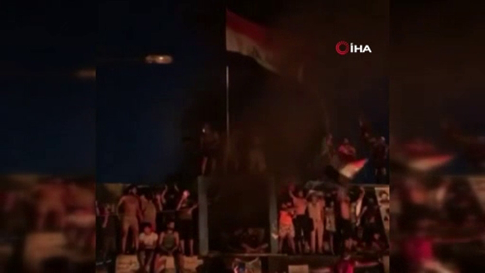 Irak’ta yeni hükümet protesto edildi