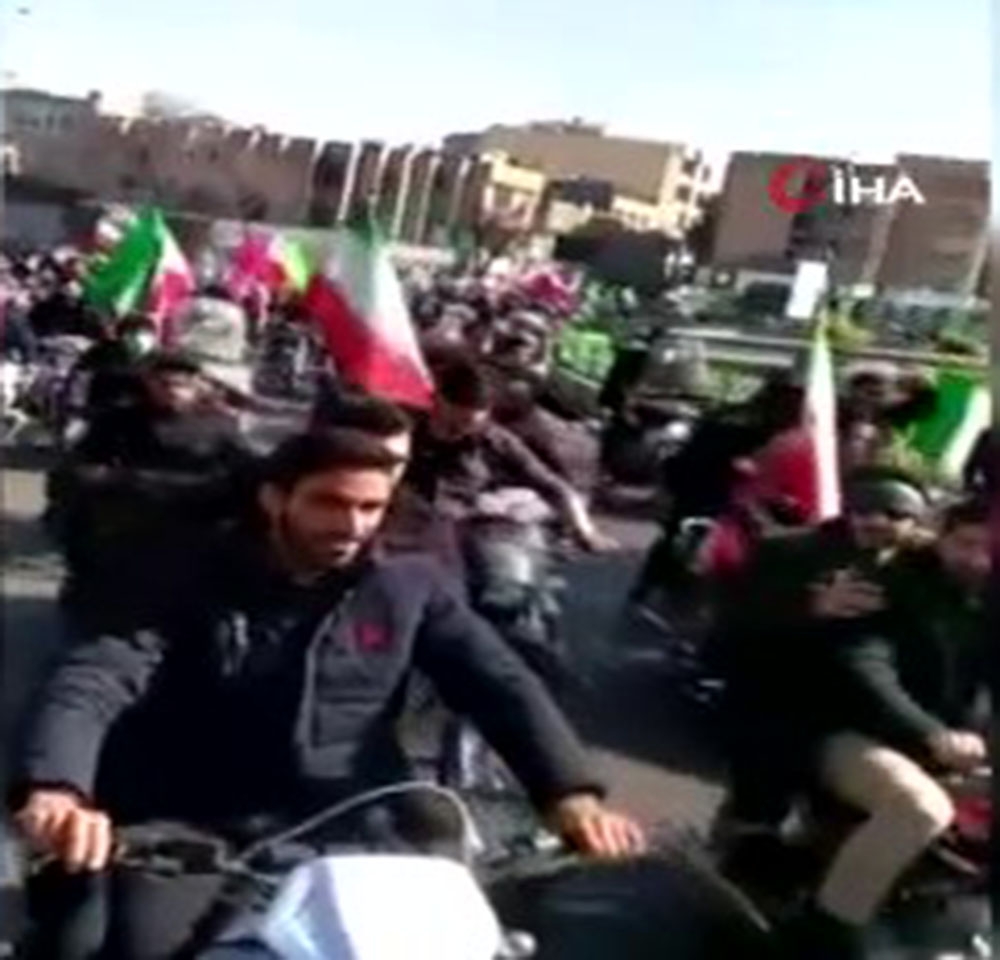 İran’da devrim kutlamalarında “Kahrolsun Ruhani” sloganları