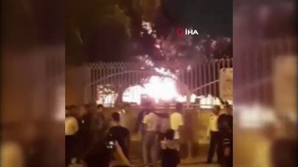İran’da korona hastalarının tutulduğu iddia edilen sağlık ocağı ateşe verildi
