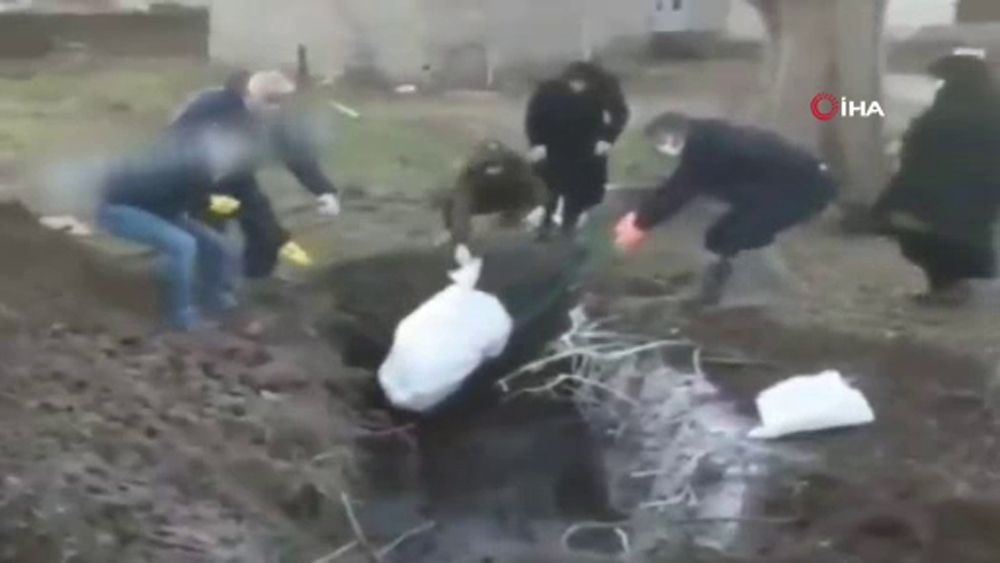 İran’da korona virüsü nedeniyle ölenler böyle gömülüyor