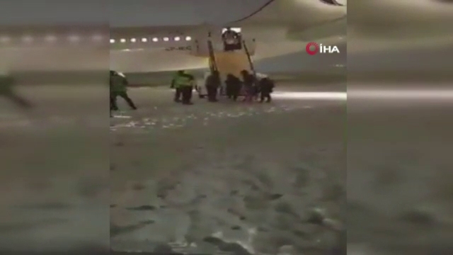 İran’da uçak pistten çıktı