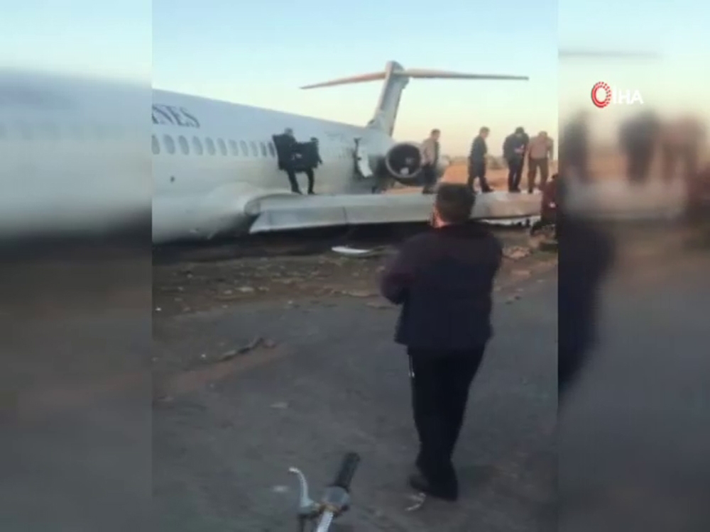 İran’da yolcu uçağı pistten çıktı