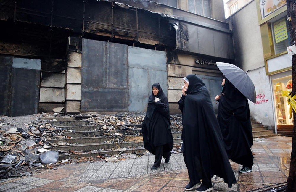 İrandaki Gösterilerde 731 Banka, 140 Kamu Binası Yakıldı
