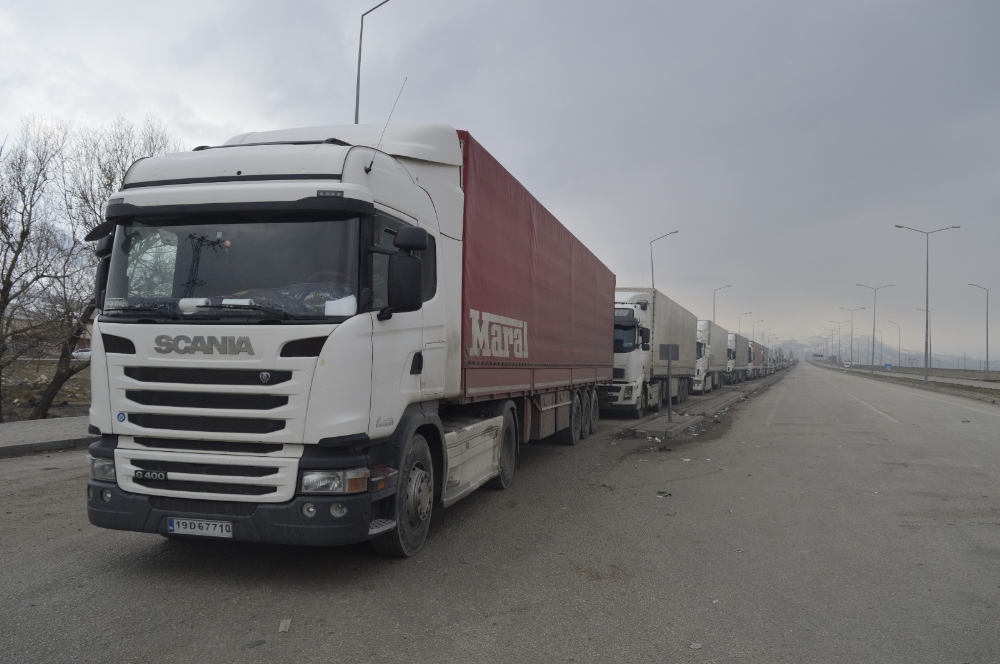 İran’dan Ağrı’ya girmek için bekleyen tırların ülkeye giriş sorunu çözüldü